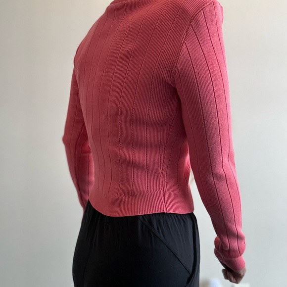 Body hug fitting pink blouse with shoulder pad - Picture 2 of 4